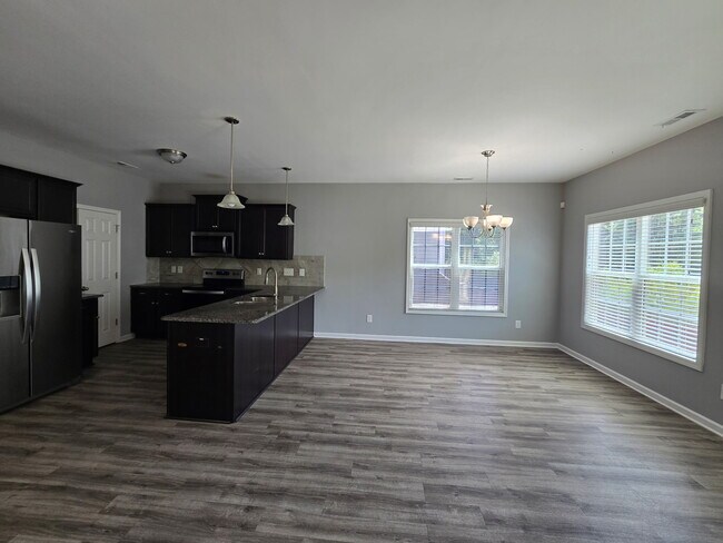 Building Photo - 1601 Mount Rainer Dr