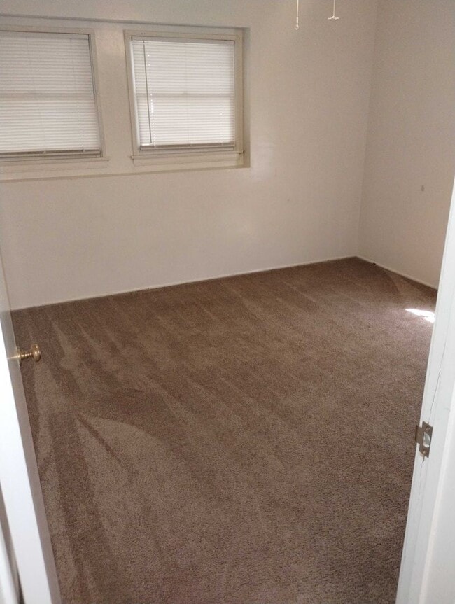 Building Photo - Just reduced. 3 bedroom 1 bath home!