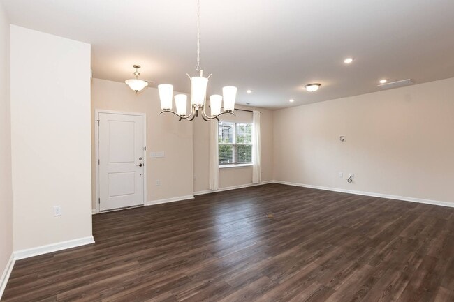 Building Photo - Three Bedroom End Unit Home!