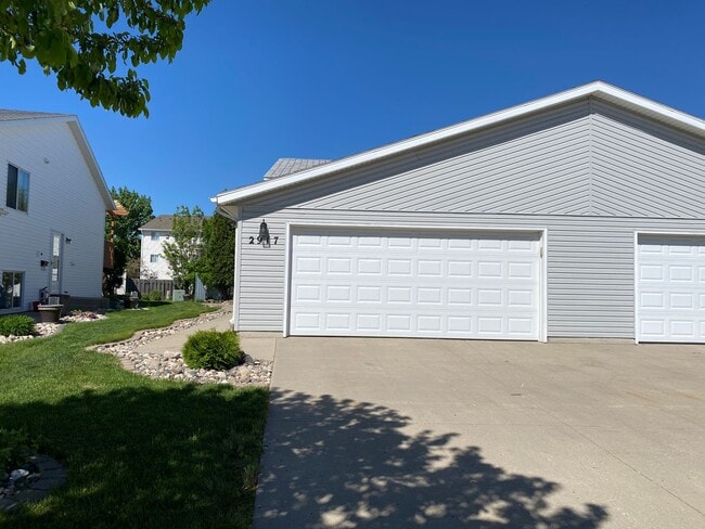 Building Photo - 3 Bedroom Townhome in South Fargo!!