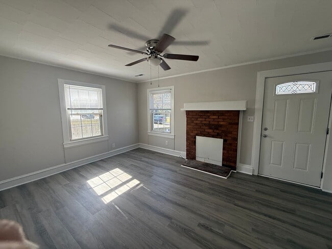 Building Photo - Three bedroom, 1 bath house in Graham