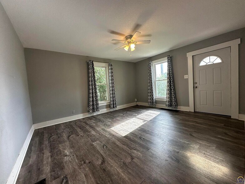 Building Photo - 3839 SW Sena Dr