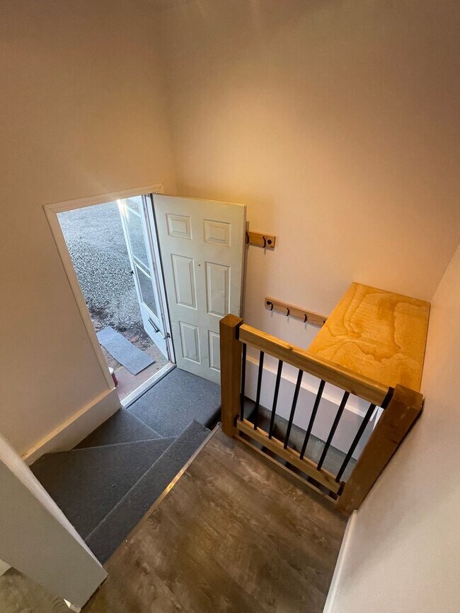 Building Photo - Large 2 Bedroom with Basement!