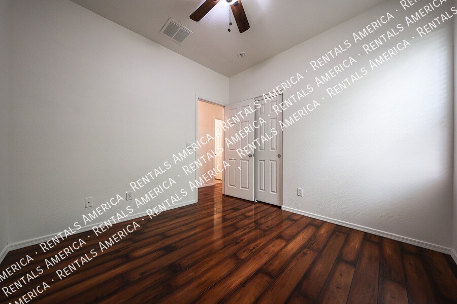 Building Photo - 2010 S Falcon Dr