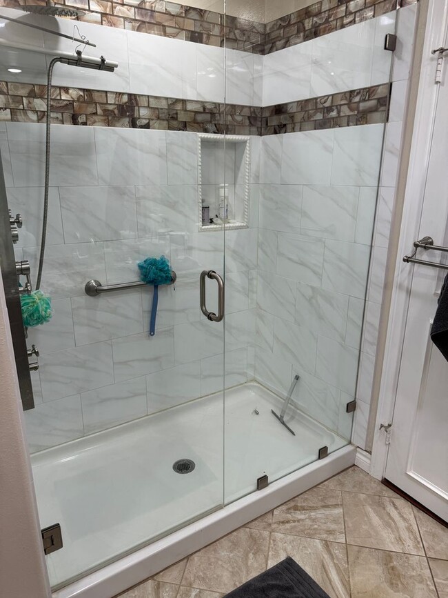 Building Photo - Beautifully updated La Jolla model in Leis...