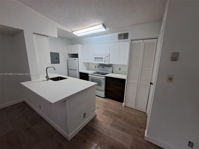 Primary Photo - 2946 S University Dr
