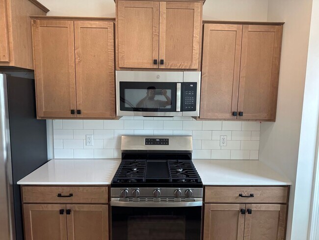 Building Photo - Rare Rogers 3 bed brand new town house for lease!!!