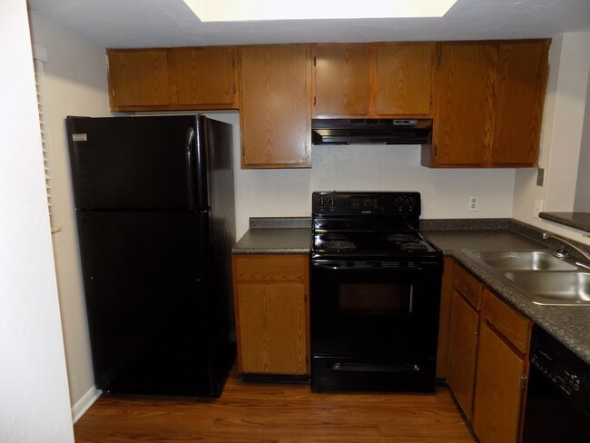 Building Photo - **Available in March** 2 Br/2 ba Condo clo...