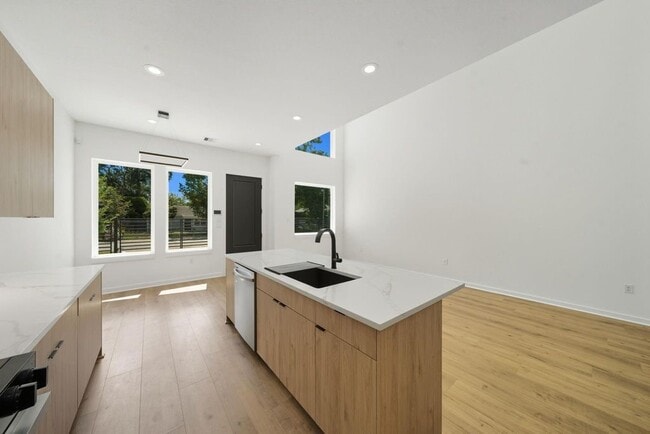 Building Photo - 5029 Van Fleet St