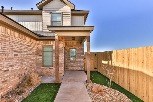 Building Photo - Like-New Modern Townhomes in Cooper ISD!