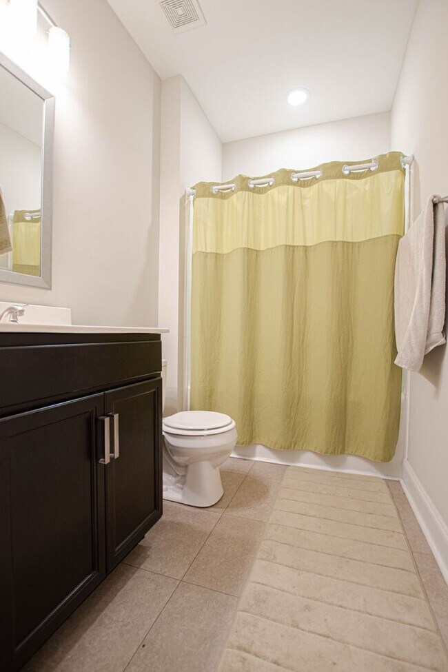 Building Photo - Pet Friendly in Eagle's Bluff!