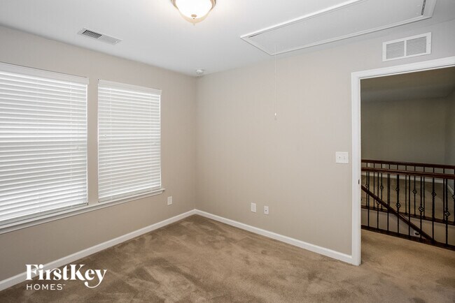 Building Photo - 3232 Oulten St SW