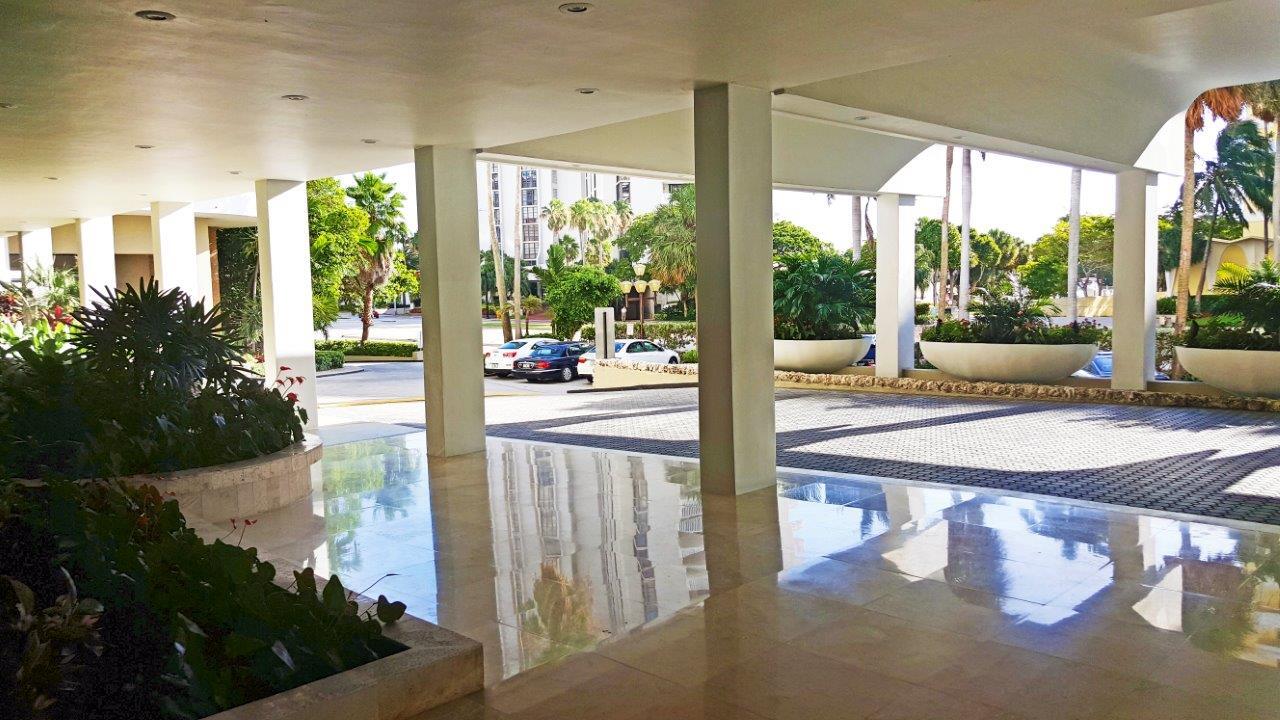 Building Amenity - Pool & Cabana Area - 5555 Collins Ave