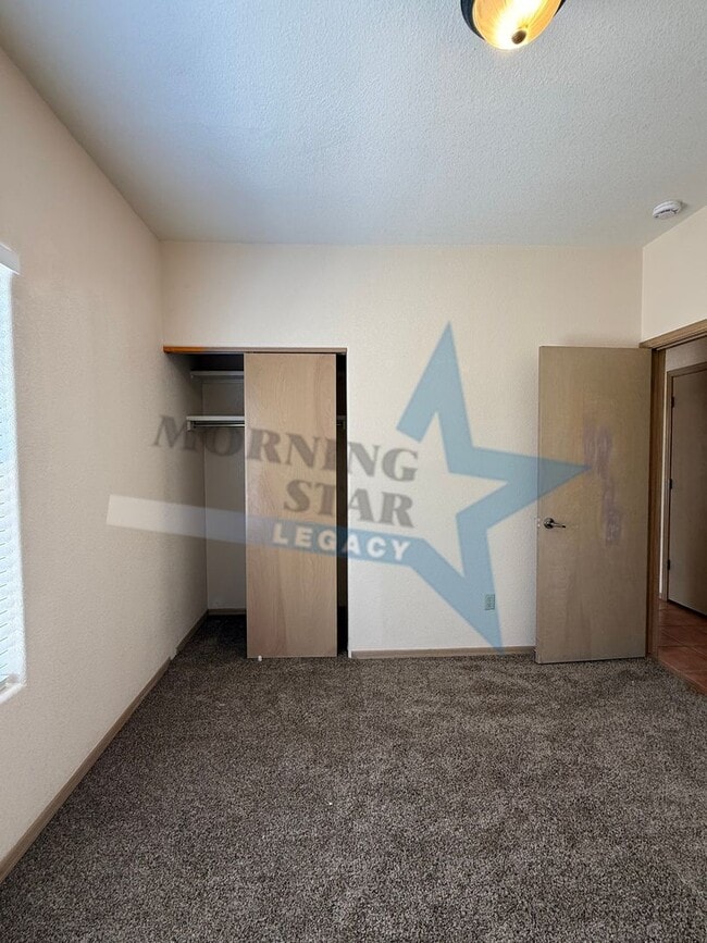 Building Photo - Cute Townhouse in Desirable Area- Close to...