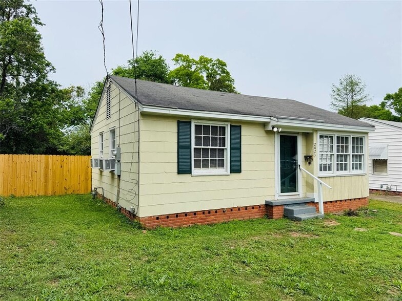 Building Photo - 2023 Windsor Ave