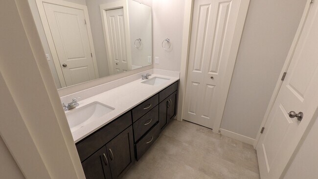 Building Photo - Amazing updated Chaska 4 bedroom home!