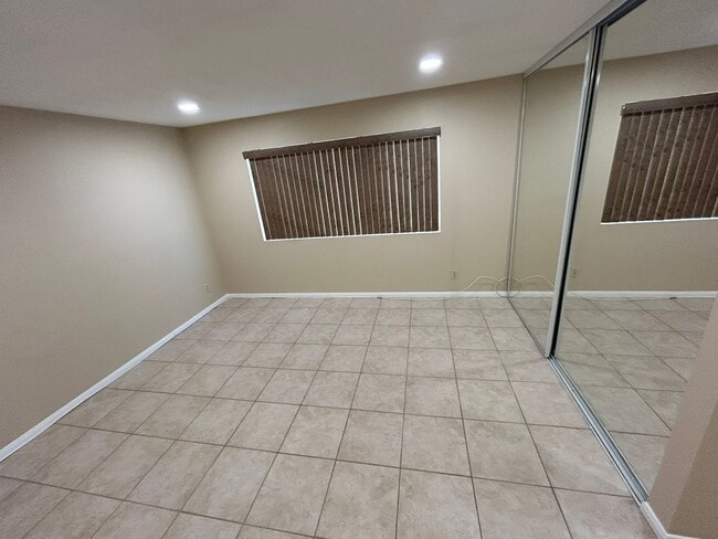 Building Photo - Coming Soon!! Spacious condo at Ascot Park Villas!!!