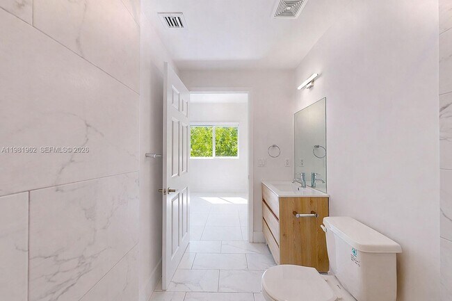 Building Photo - 519 SW 5th Ave