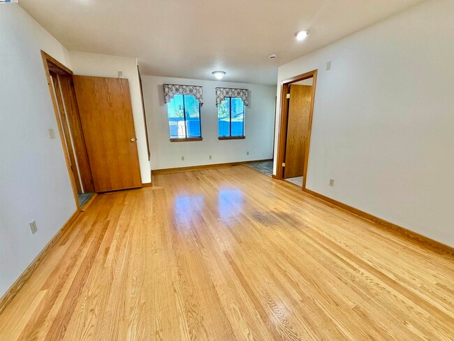 Building Photo - 252 Stoakes Ave