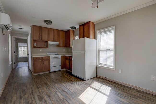 Building Photo - 1 Bedroom/ 1 Bathroom available now!