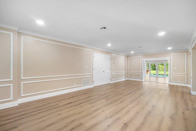Building Photo - 5065 Horseshoe Cir N