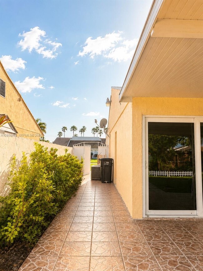 Building Photo - 617 SW 96th Ct