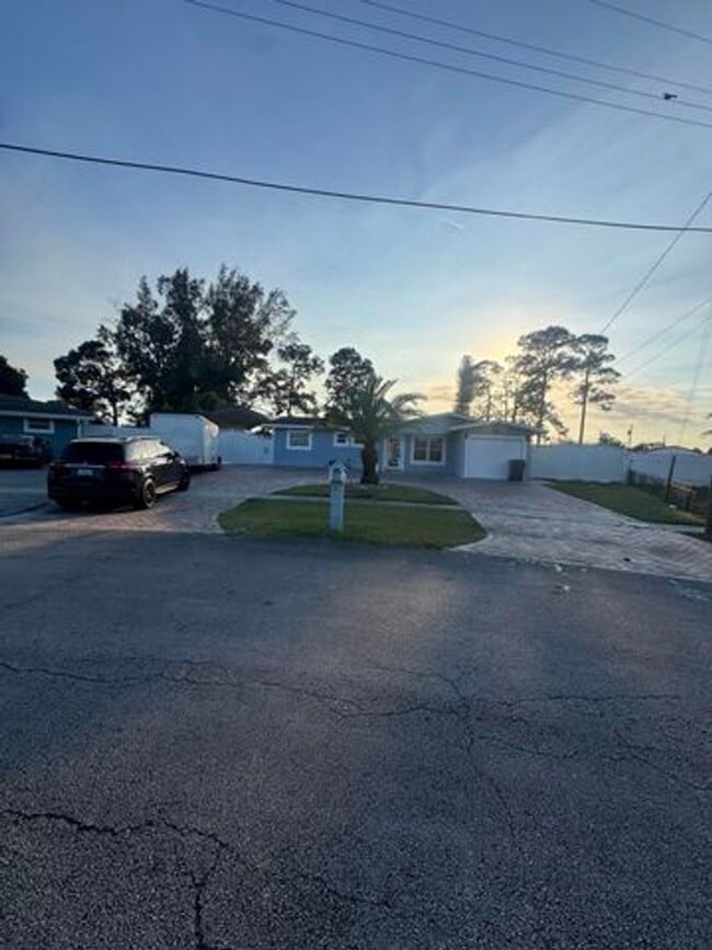 Building Photo - 2591 Rosehaven Rd