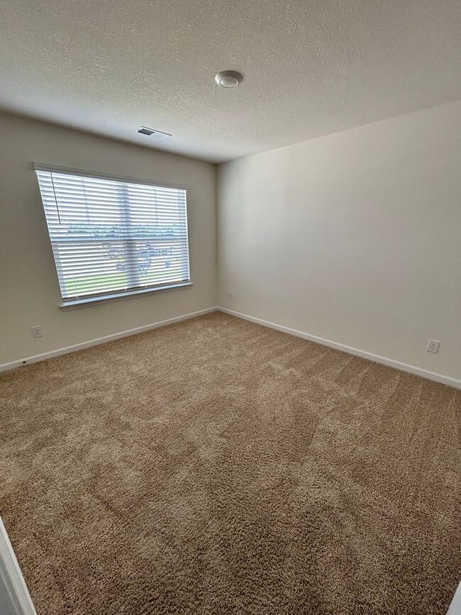 Building Photo - 632 Clay Dr