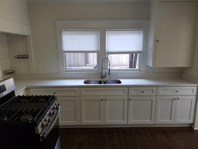 Building Photo - 4822 Grand Ave