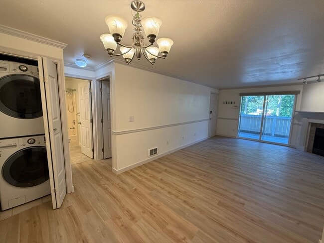 Building Photo - Two Bedroom Two Bathroom In Mountlake Terrace