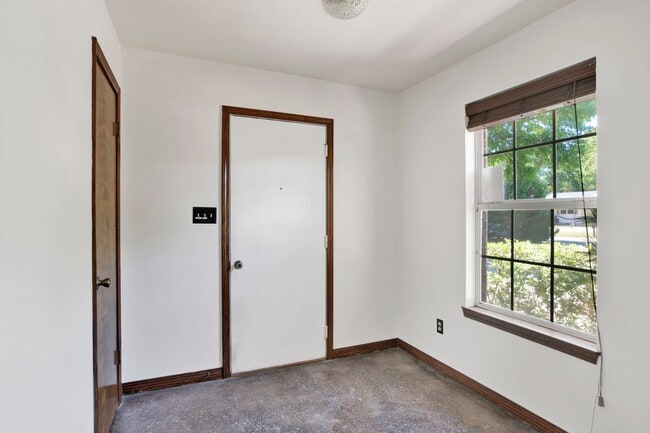 Building Photo - Well-Maintained Home with 2-Car Garage & Screened Back Porch in Central Location