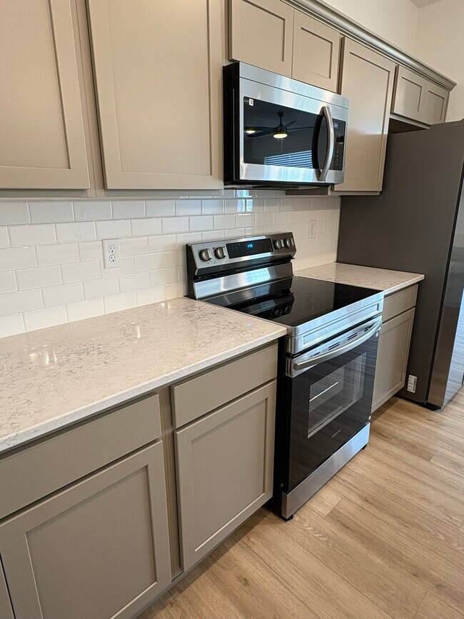 Building Photo - 216 Nw Waverly Dr