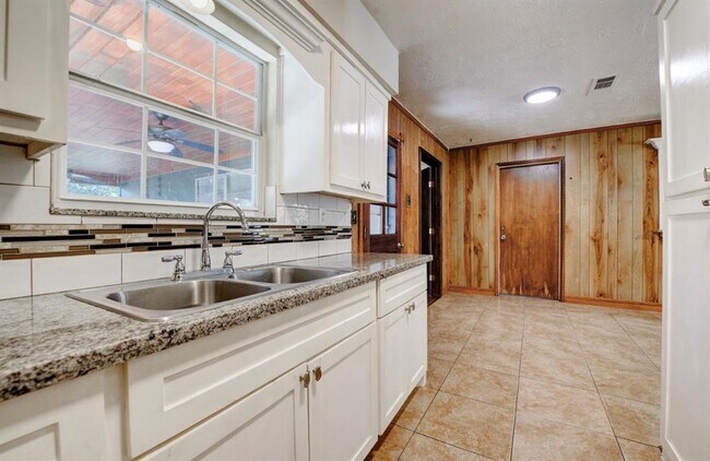 Building Photo - 11787 Stonehedge Dr