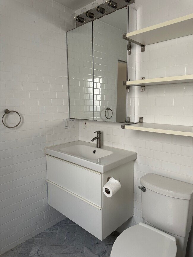 Building Photo - 222 Gull St