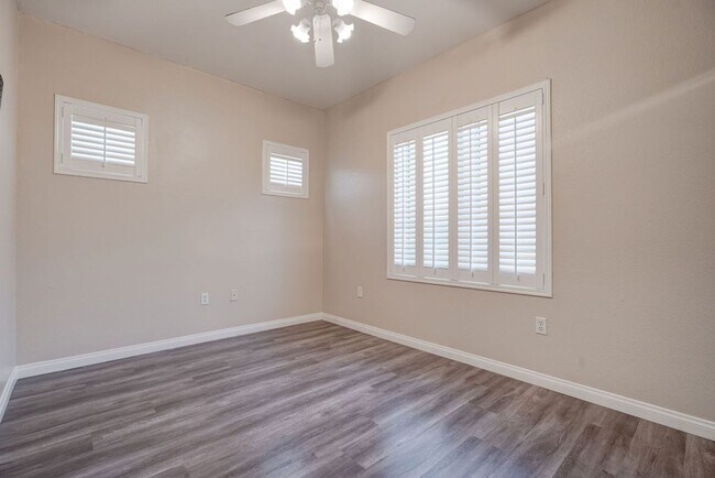 Building Photo - 2305 W Horizon Ridge Pkwy