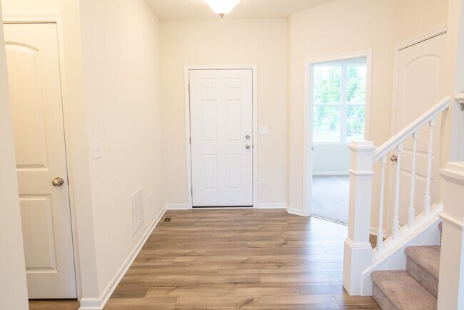 Building Photo - 2845 Beechwood Dr