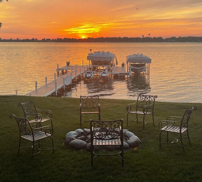 Building Photo - 1415 S Shore Dr