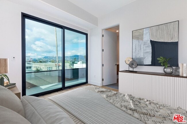 Building Photo - 1436 Edgecliffe Dr