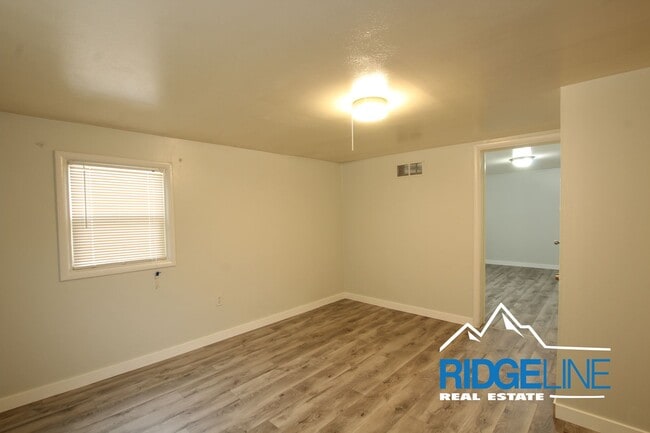 Building Photo - Great Smaller Home for Lease! (Water, Garb...
