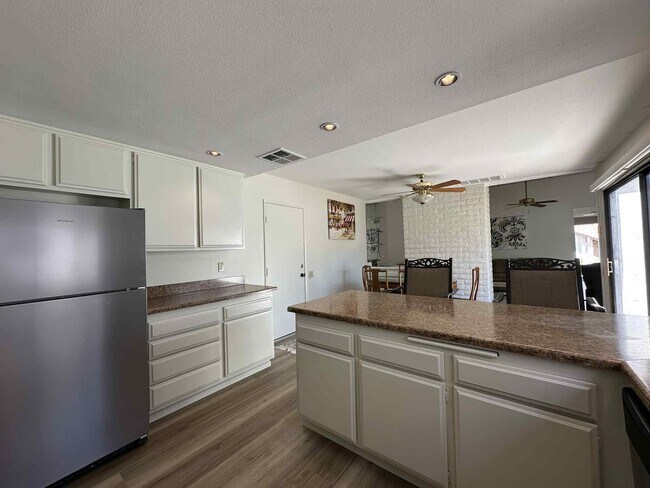 Building Photo - 2350 E Miramonte Cir