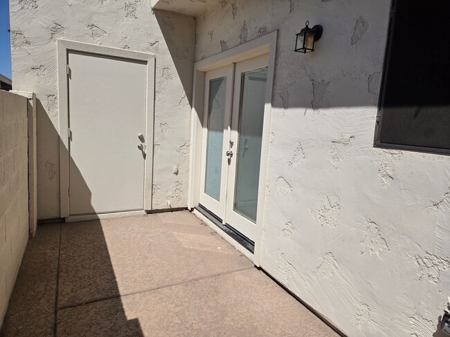 Building Photo - 3 Bedroom 2.5 Bathroom Sonoma Village Townhouse