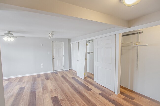 Building Photo - 2553 E Somerset St