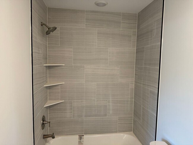 Building Photo - Brand new luxury townhome on the eastside....