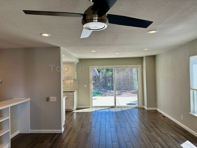 Building Photo - Beautiful and spacious 4 Bed/ 2.5 Bath/ 2,...
