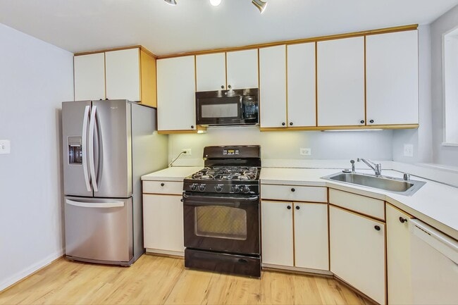 Building Photo - 10501 Montrose Ave