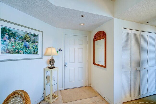 Building Photo - 221 NE Plantation Rd