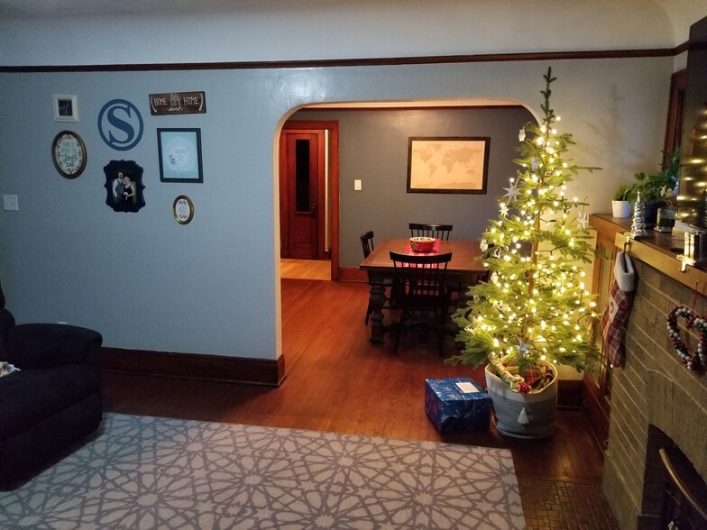 Large arched doorway opening up areas! - 5717 W Vliet St