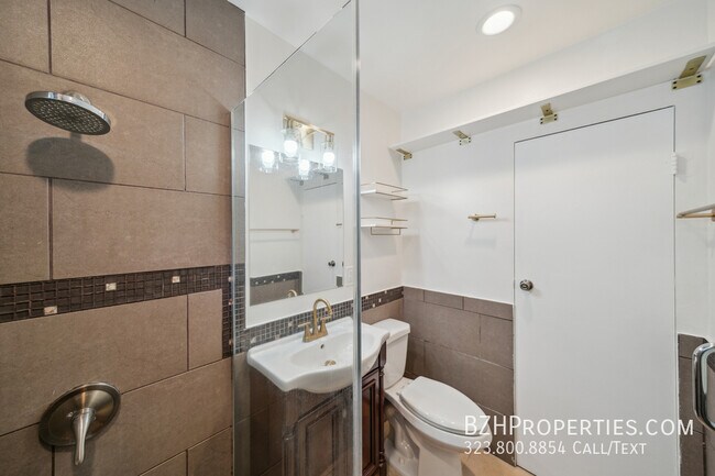 Building Photo - 710 Westmount Dr