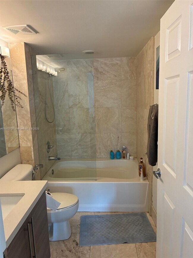 Building Photo - 1155 Brickell Bay Dr