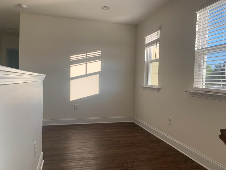 Building Photo - 117 Gregory Dr